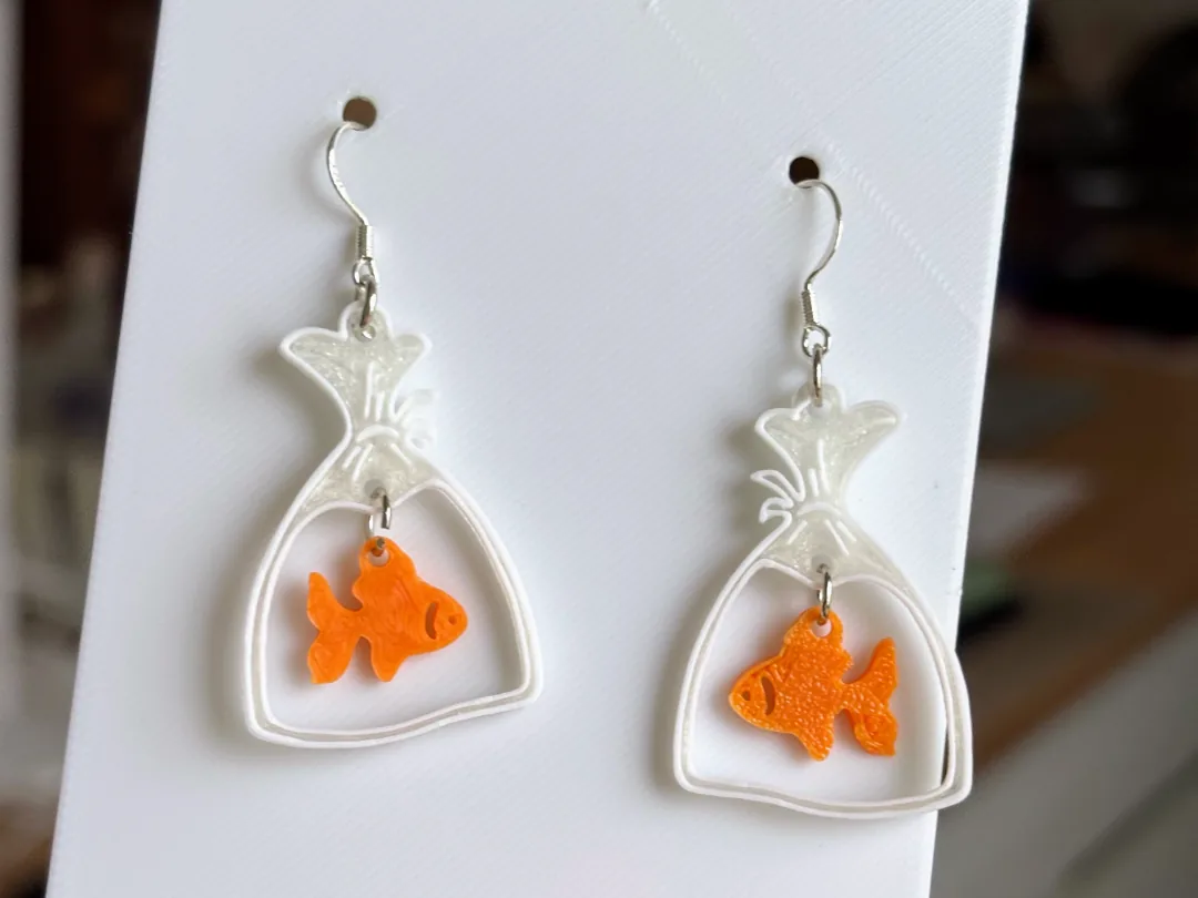 Aretes de pez en bolsa
