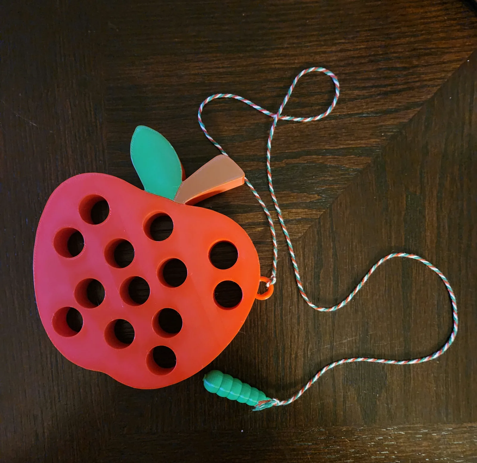 Manzana de enhebrar para niños