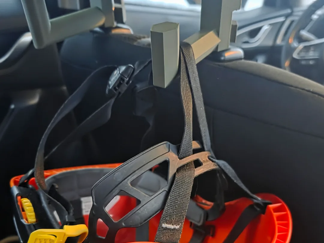 Gancho para casco en la cabecera