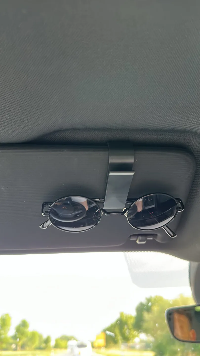 Clip para gafas en la visera