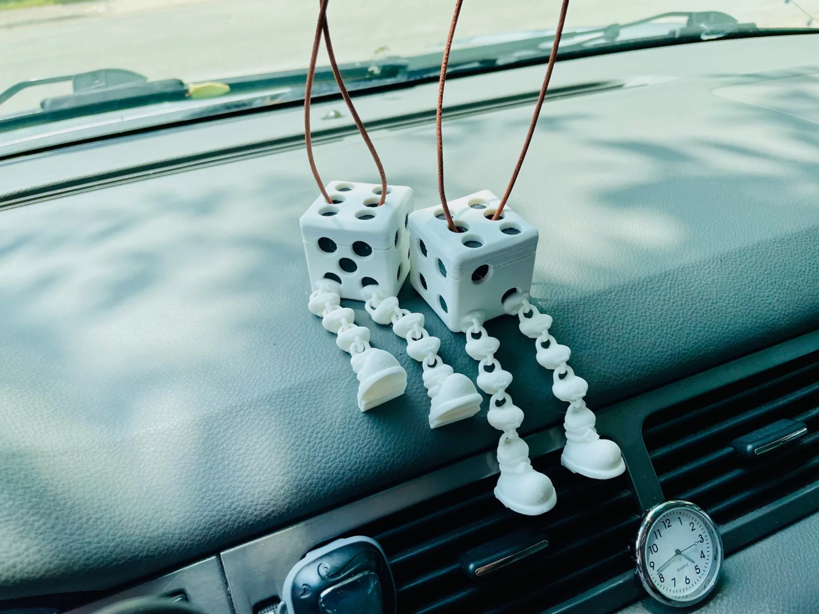 Dados colgantes con patas para retrovisor