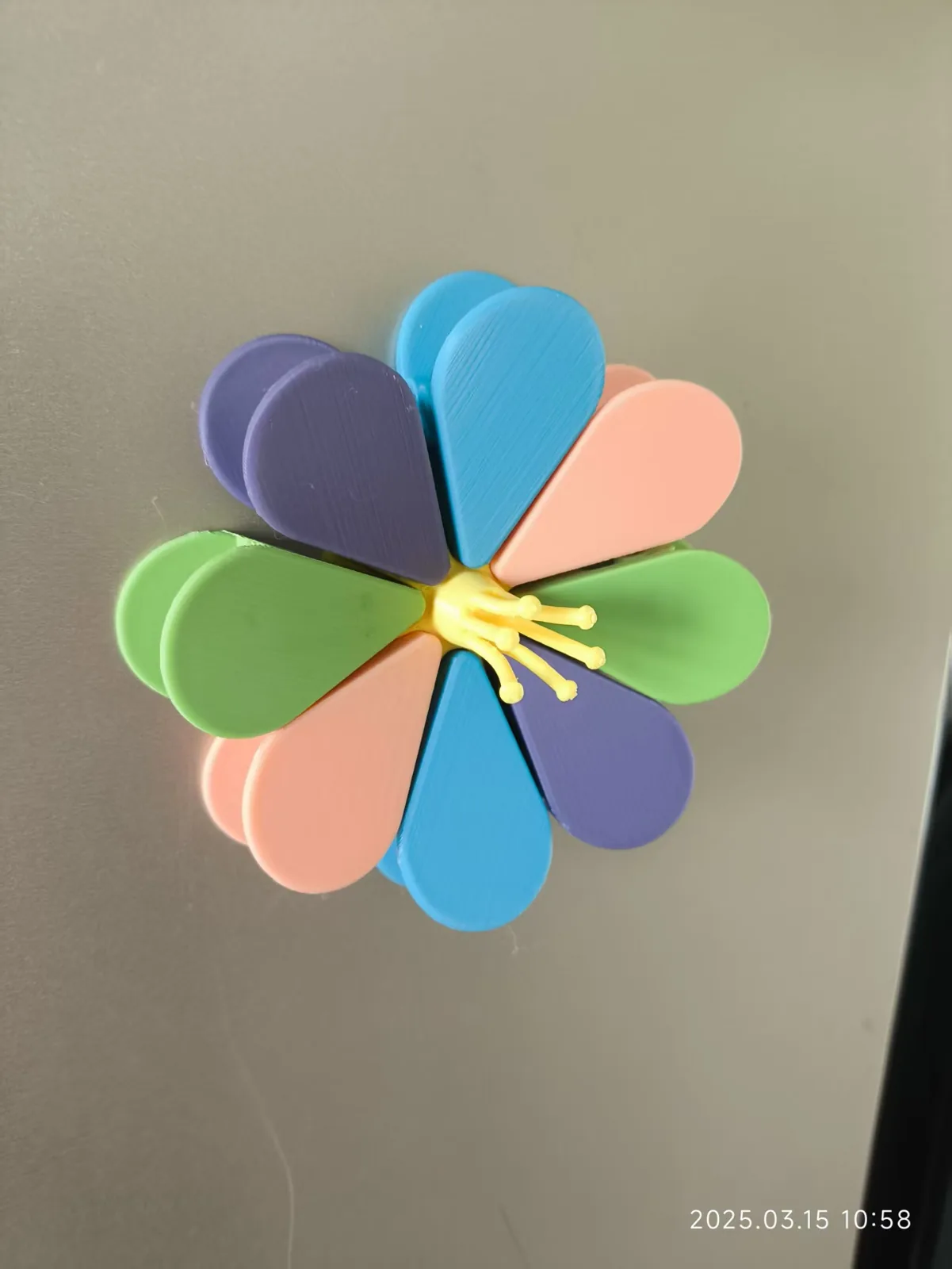 Flor imantada con pinzas para snacks