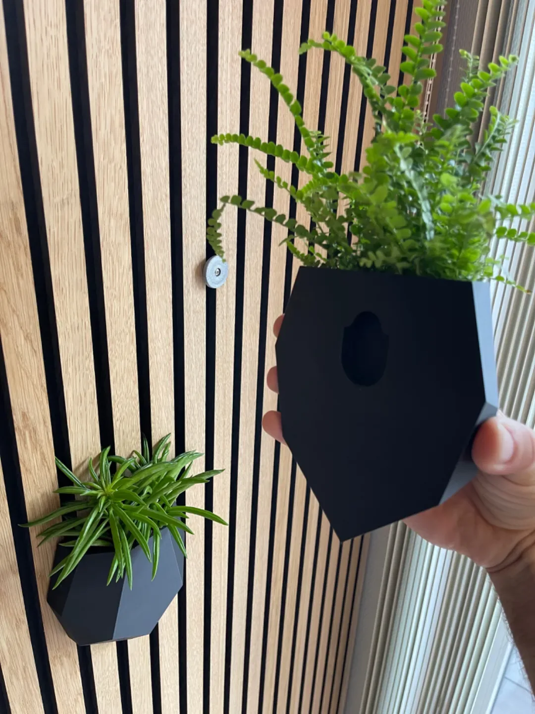 Vaso de parede para painéis ripados impresso em 3D, foto 3