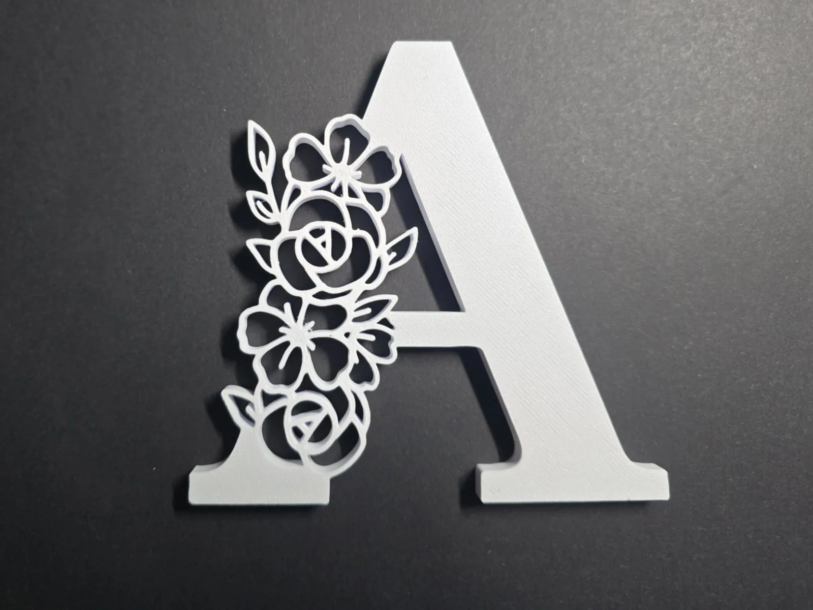 Letra decorativa con flores