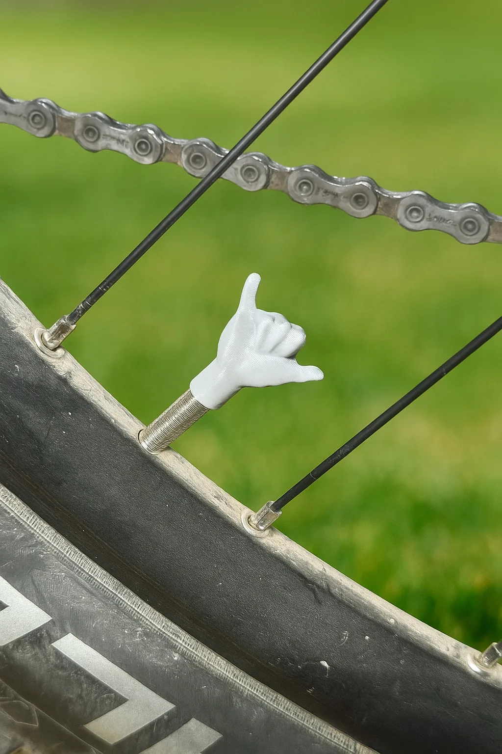 Tapas de válvula Presta con forma de mano impreso en 3D, foto 3