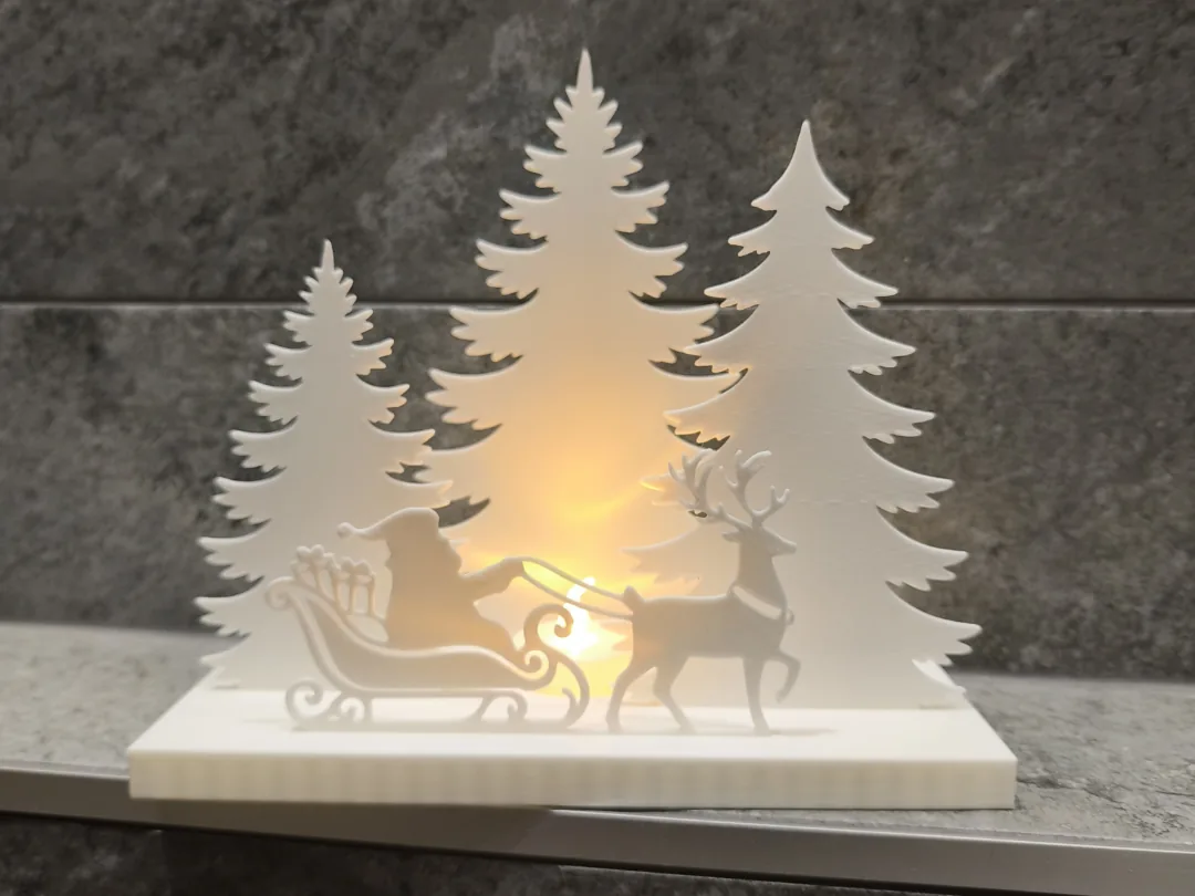 Bosque navideño iluminado con trineo y reno