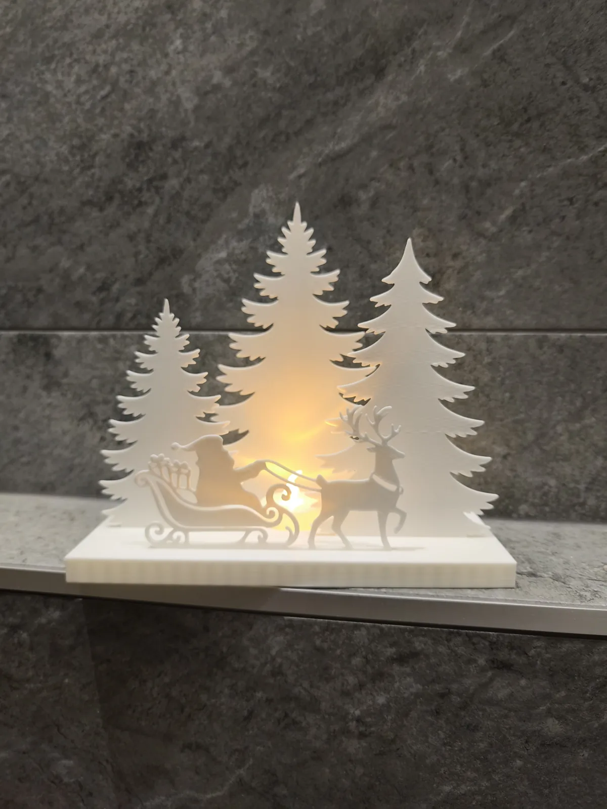 Floresta natalina iluminada com trenó e rena impresso em 3D, foto 3