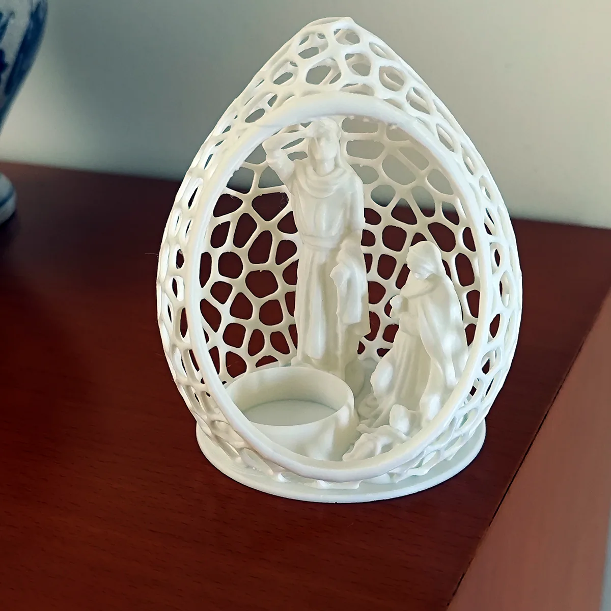 Voronoi egg nativity with light