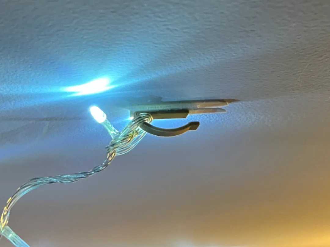 Gancho para guirnaldas de luces en pared y techo