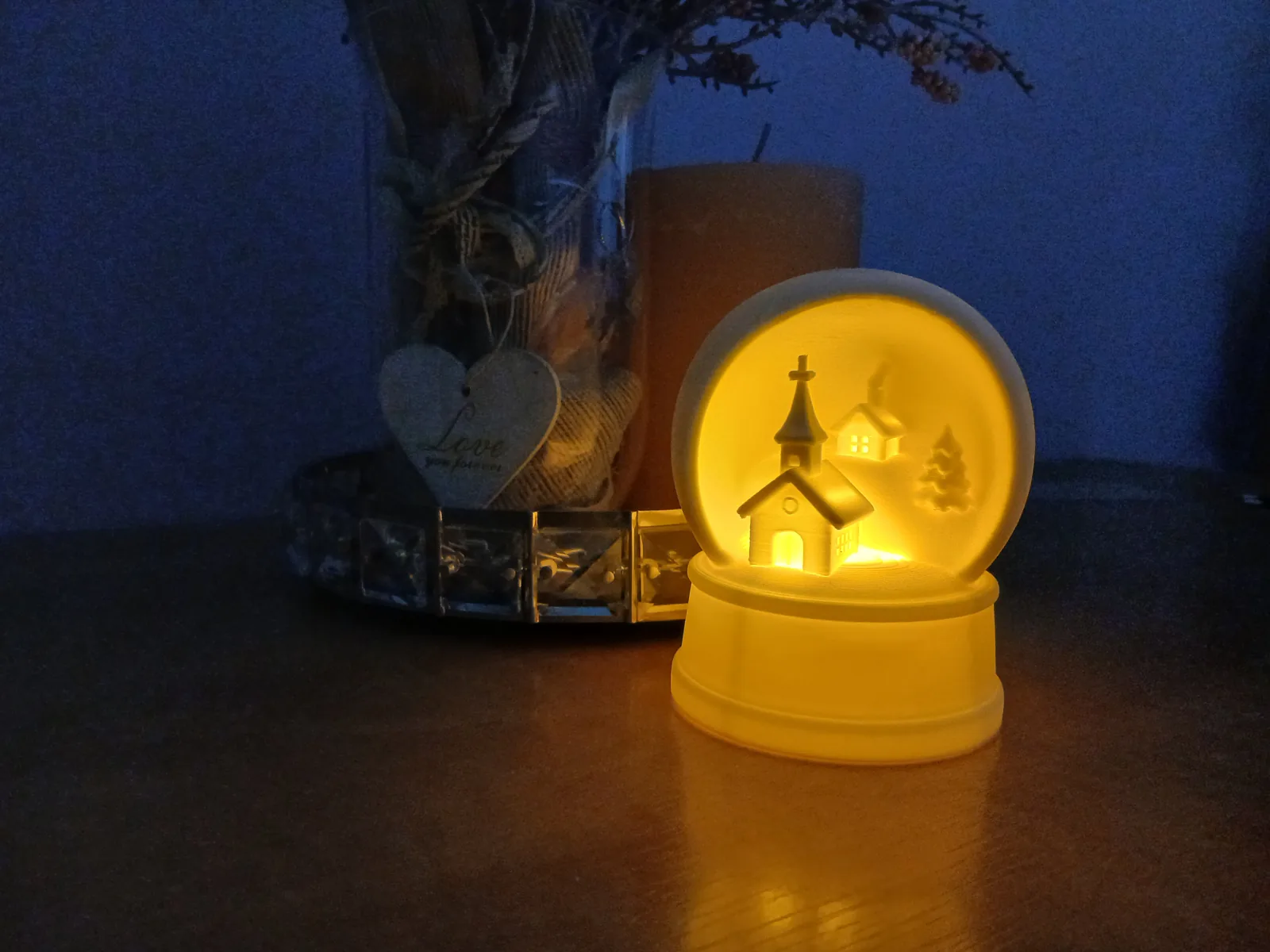 Aldeia de inverno com igreja em globo de luz