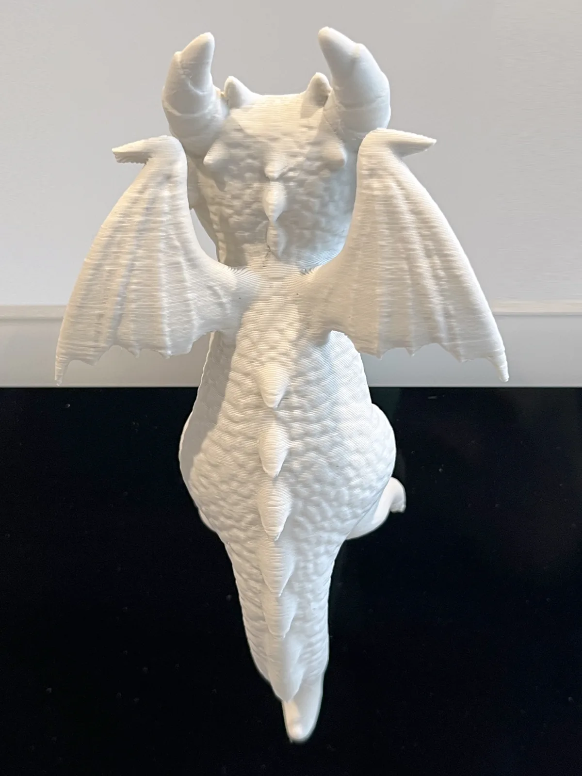 Dragón asomado al monitor impreso en 3D, foto 3