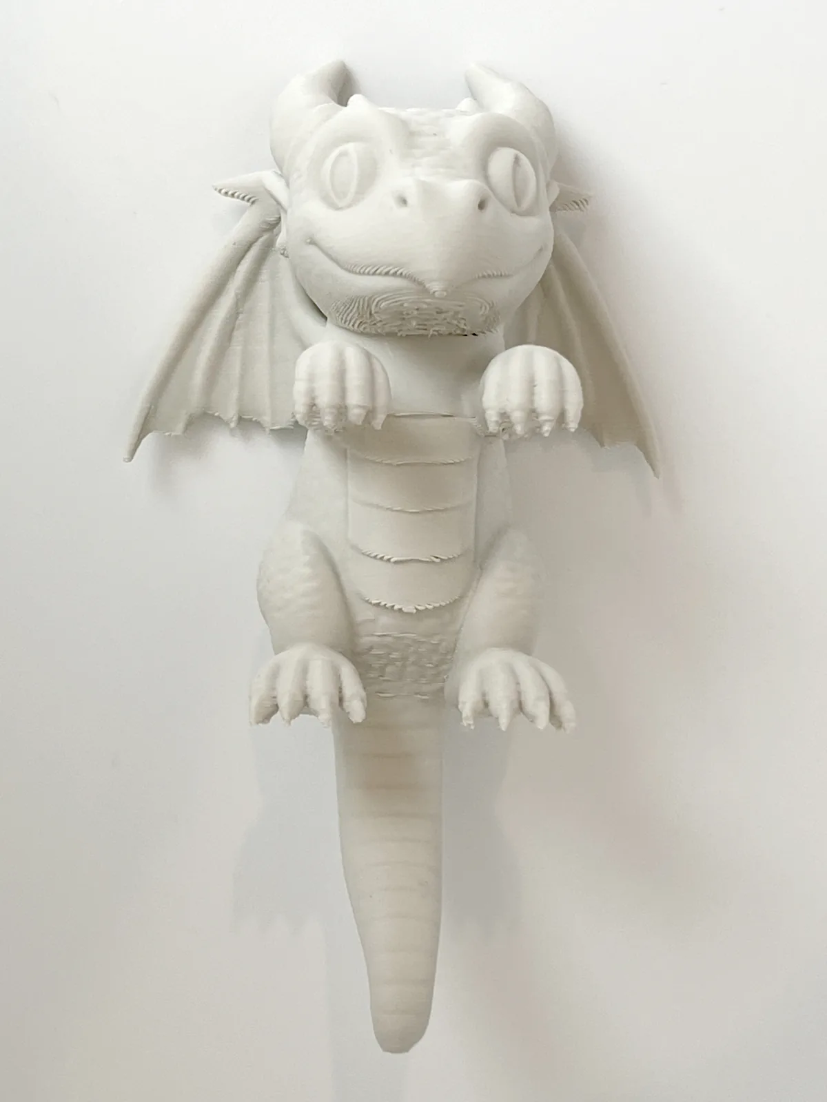 Dragón asomado al monitor impreso en 3D, foto 4