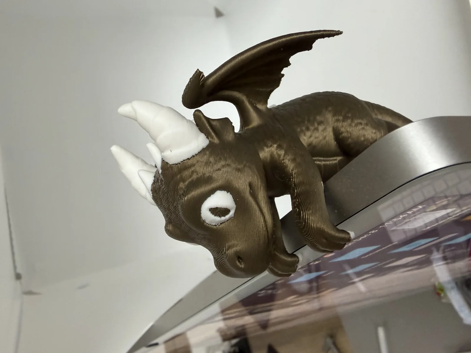 Dragón asomado al monitor impreso en 3D, foto 5