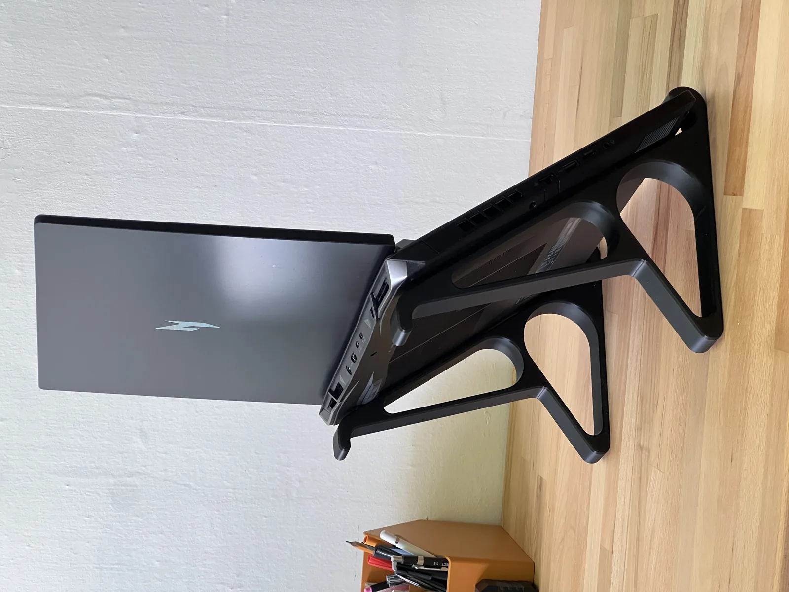 Suporte vertical para notebook impresso em 3D, foto 3