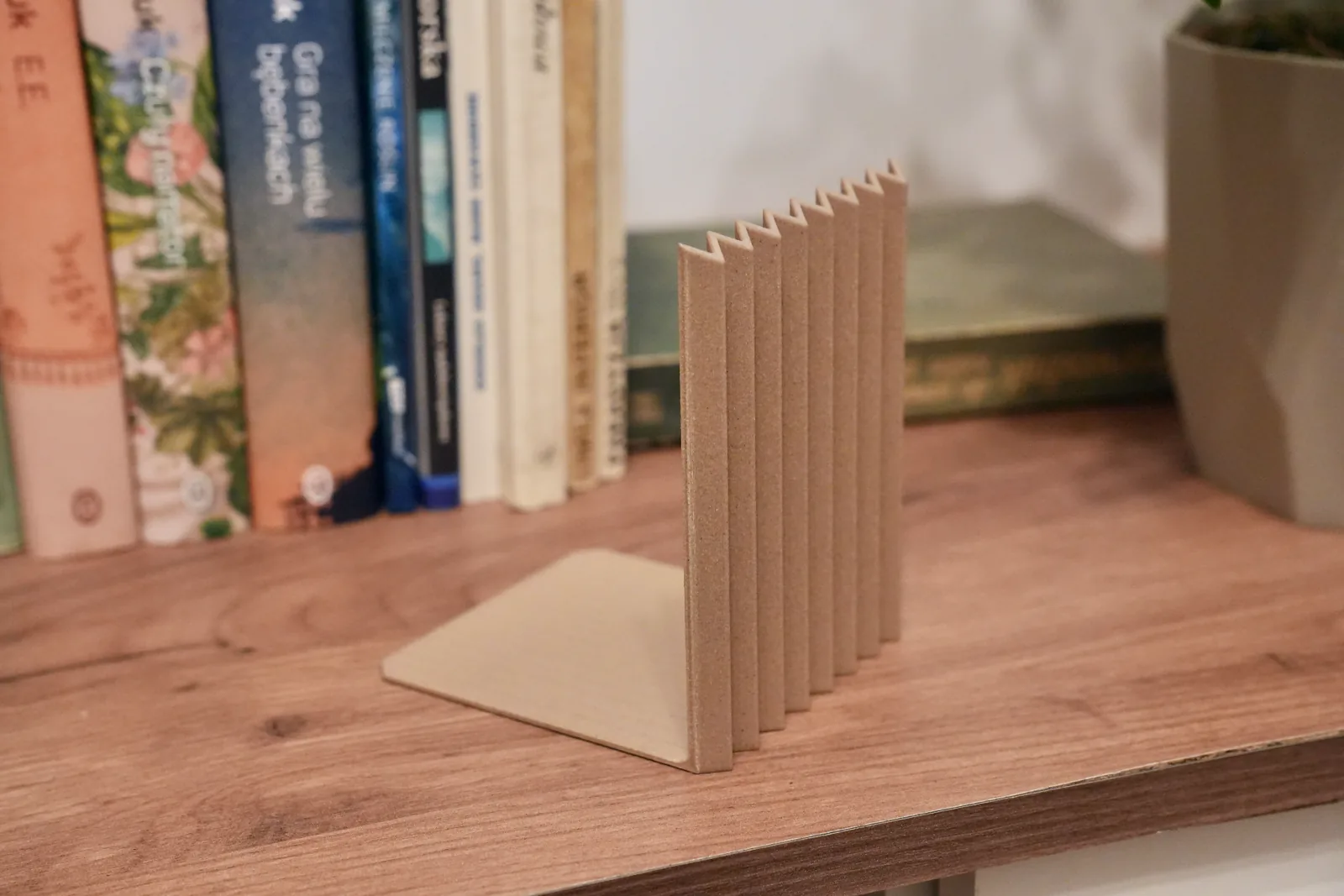 Aparador de livros ondulado impresso em 3D, foto 3
