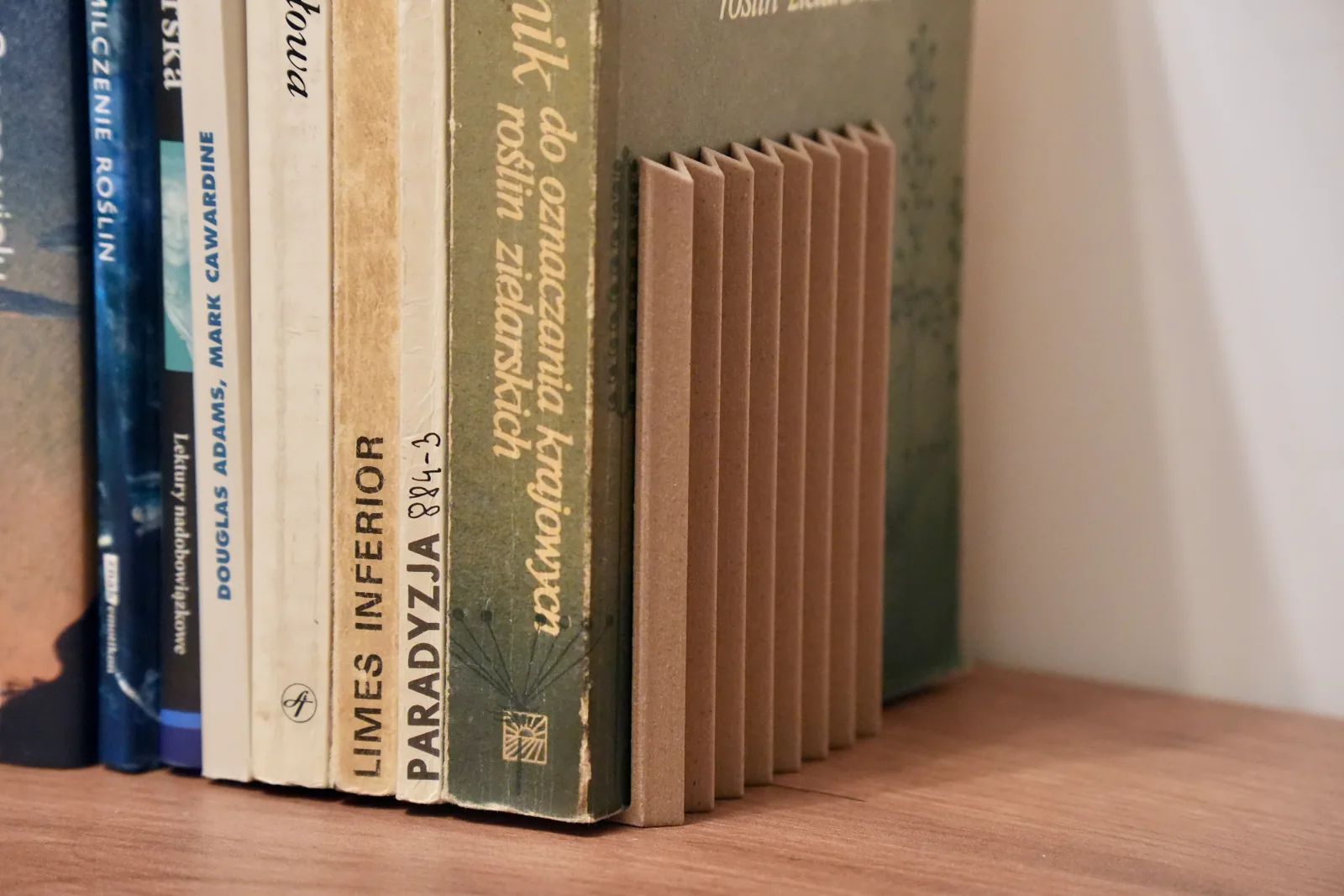 Aparador de livros ondulado impresso em 3D, foto 4