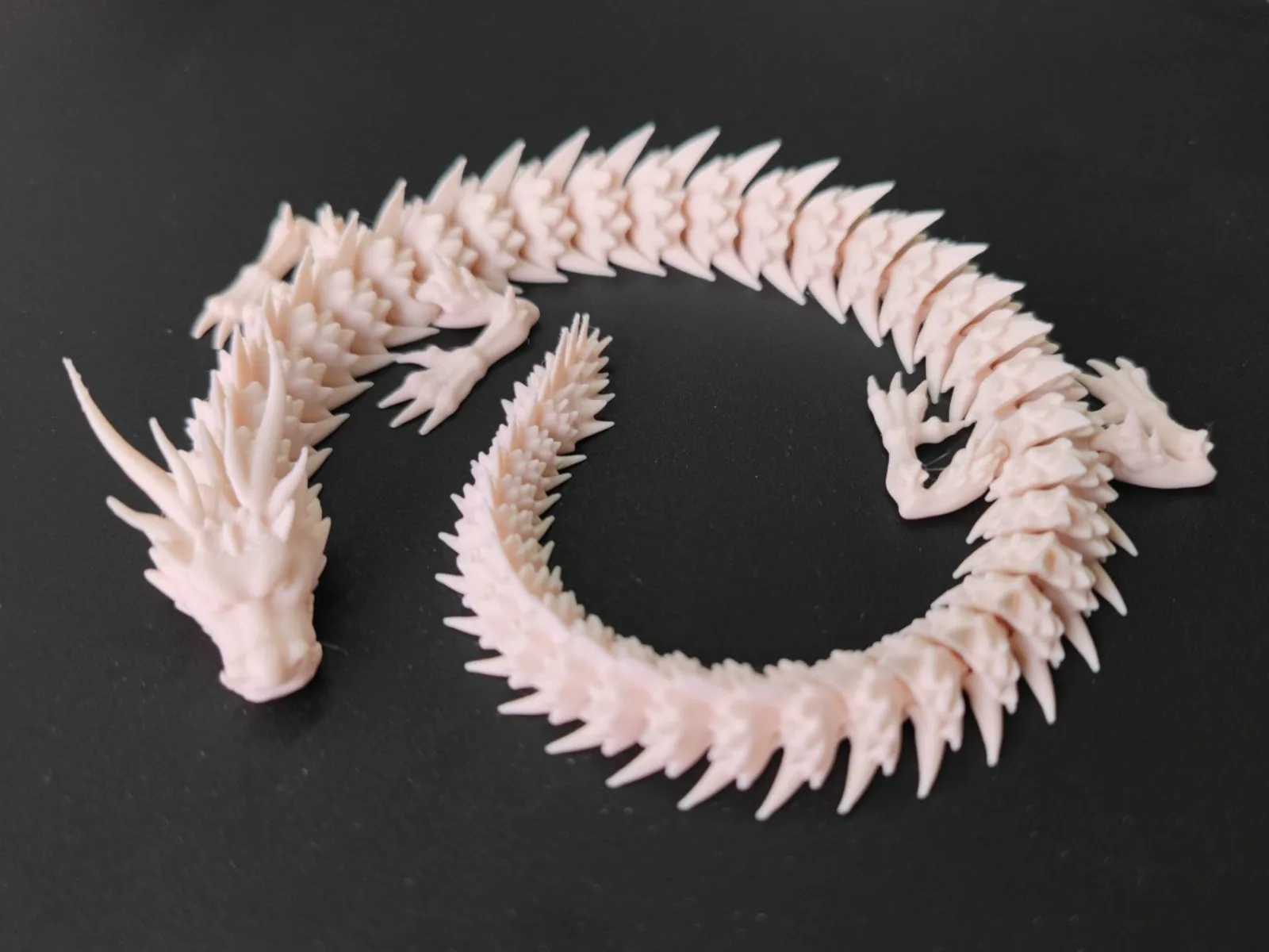 Dragón articulado blanco