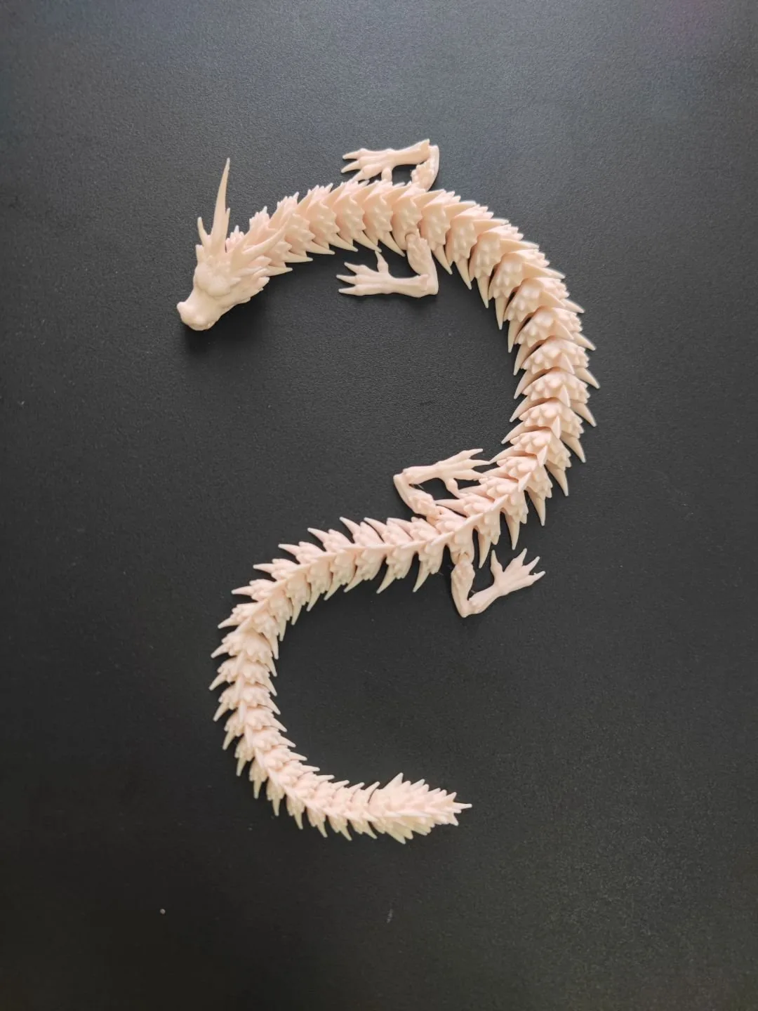 Dragón articulado blanco impreso en 3D, foto 3