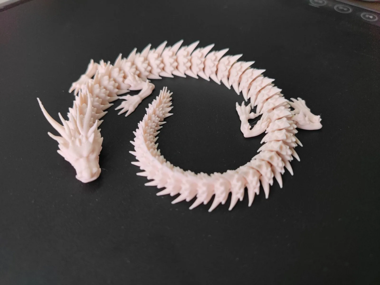 Dragón articulado blanco impreso en 3D, foto 4