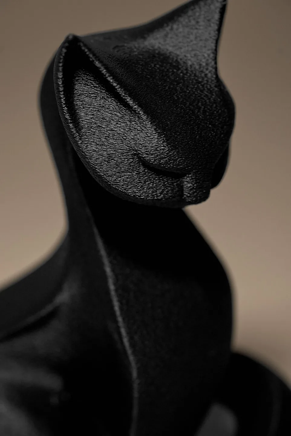 Gato minimalista sentado impreso en 3D, foto 4