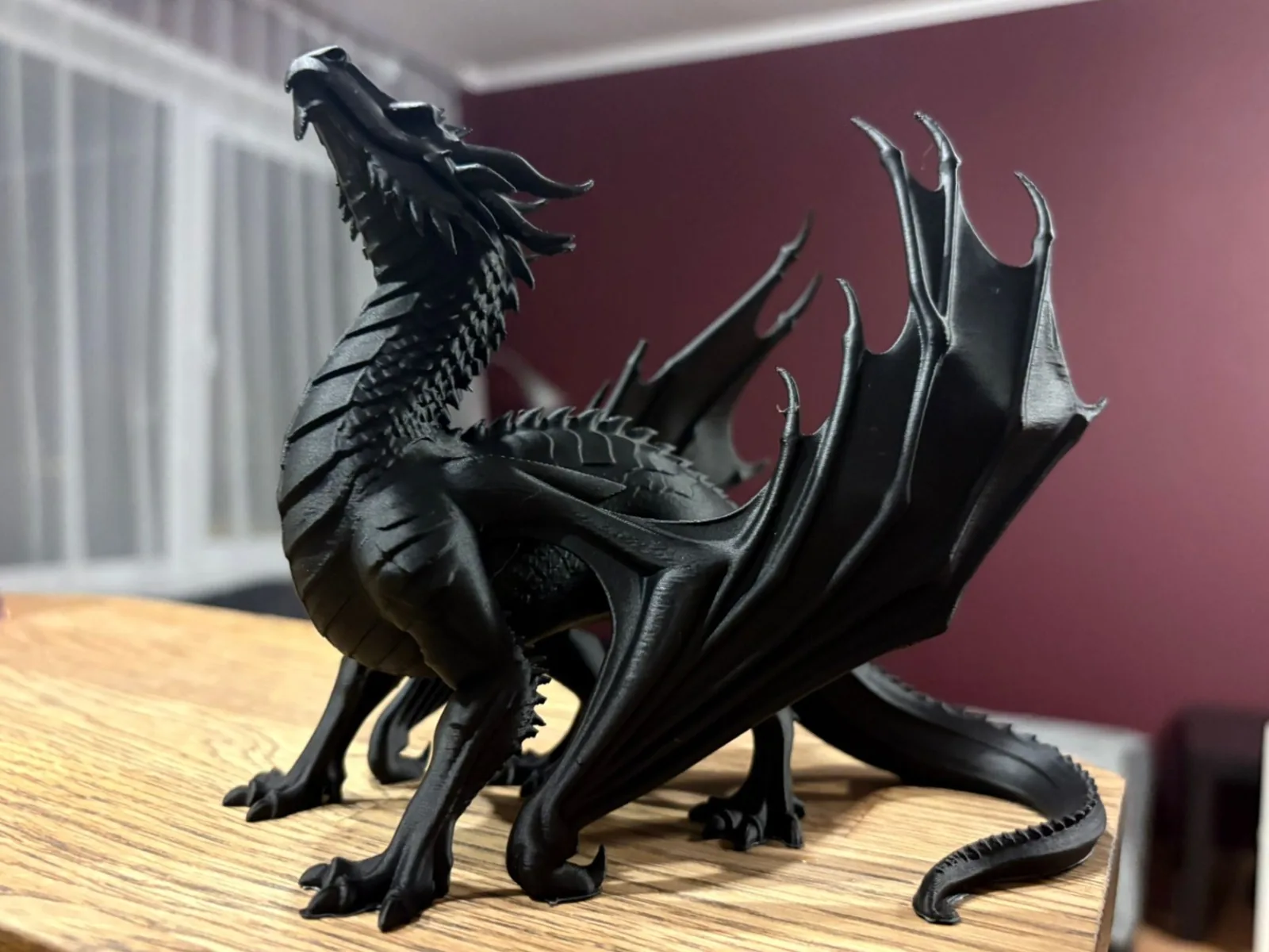 Dragón alado negro impreso en 3D