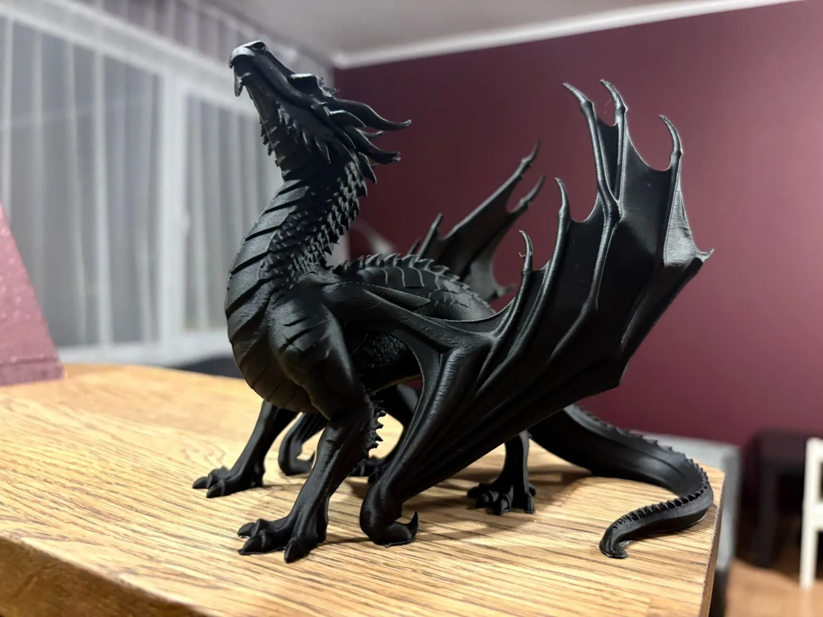 Dragón alado negro impreso en 3D, foto 2