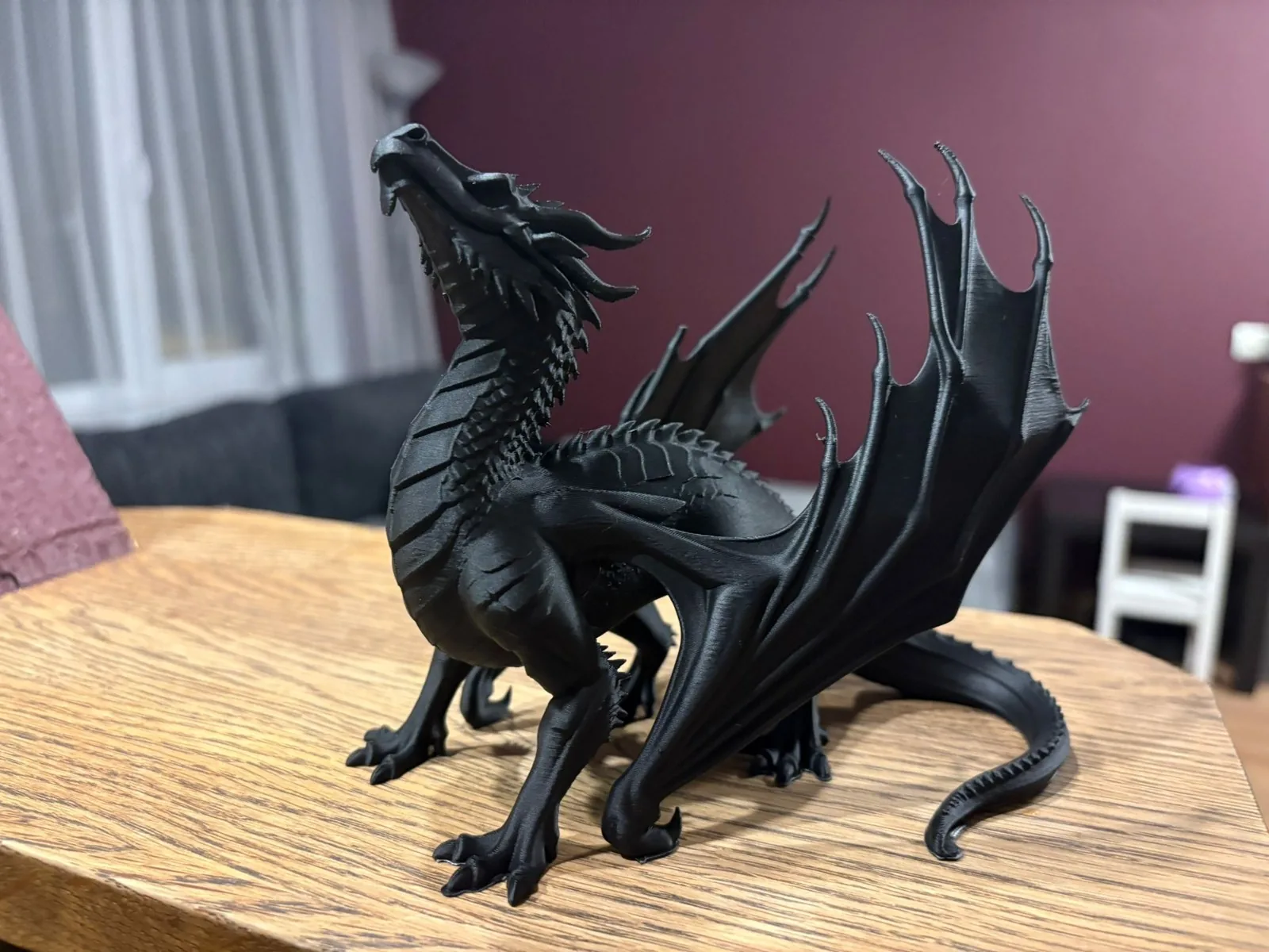 Dragón alado negro impreso en 3D, foto 3