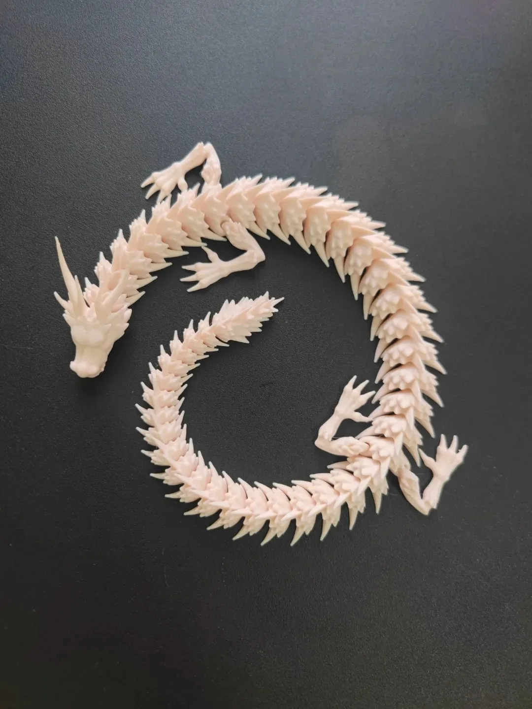 Dragón articulado blanco