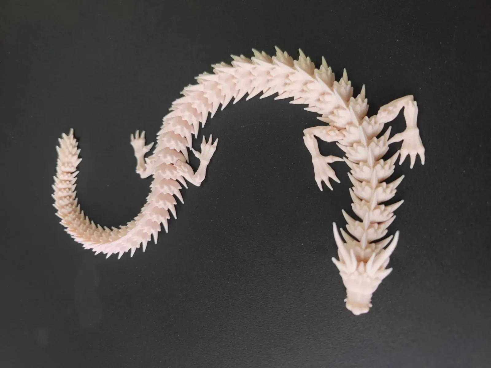 Dragón articulado blanco impreso en 3D, foto 4