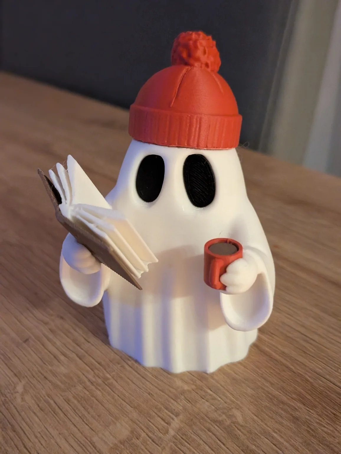 Fantasma lector con gorro