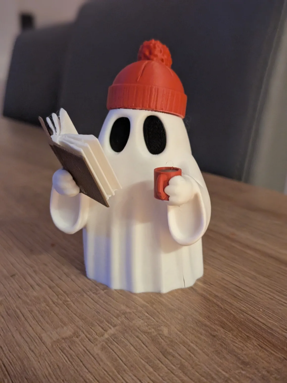 Fantasma lector con gorro impreso en 3D, foto 3