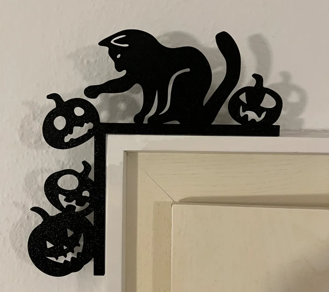 Esquinero gato y calabazas