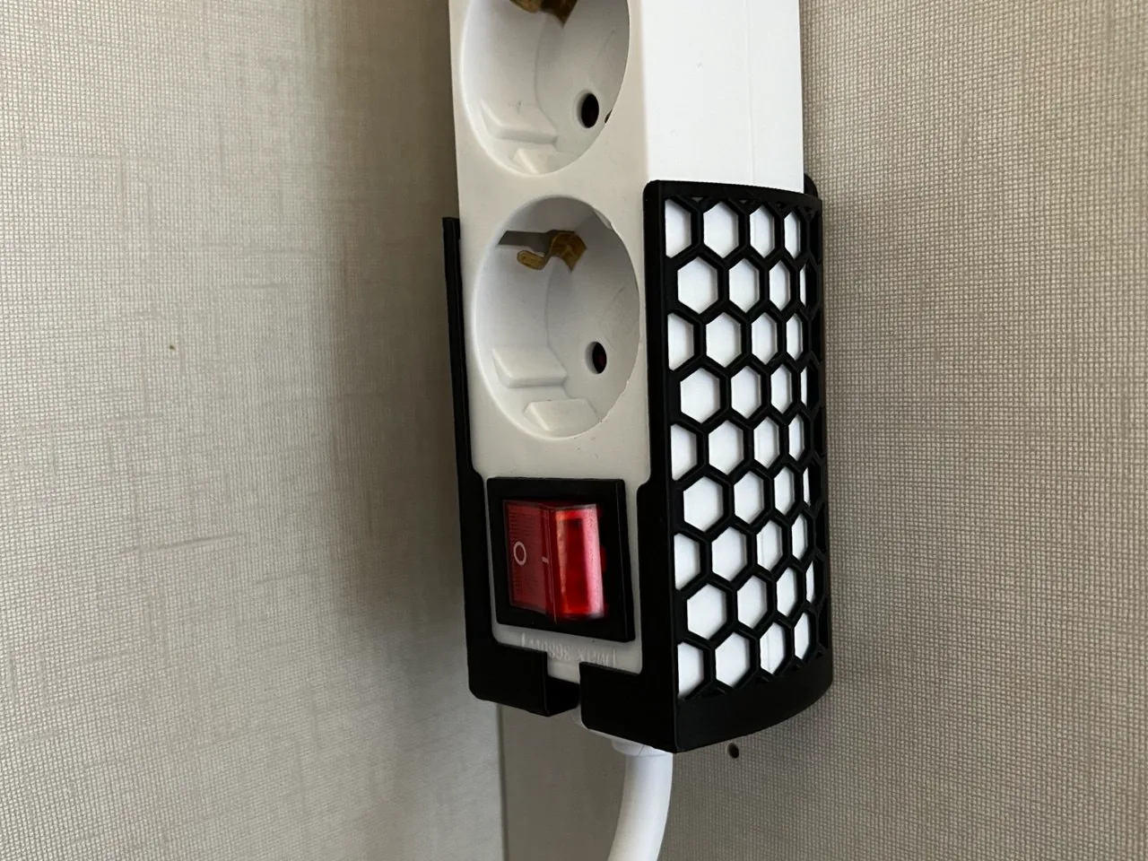 Soporte de pared para regleta eléctrica