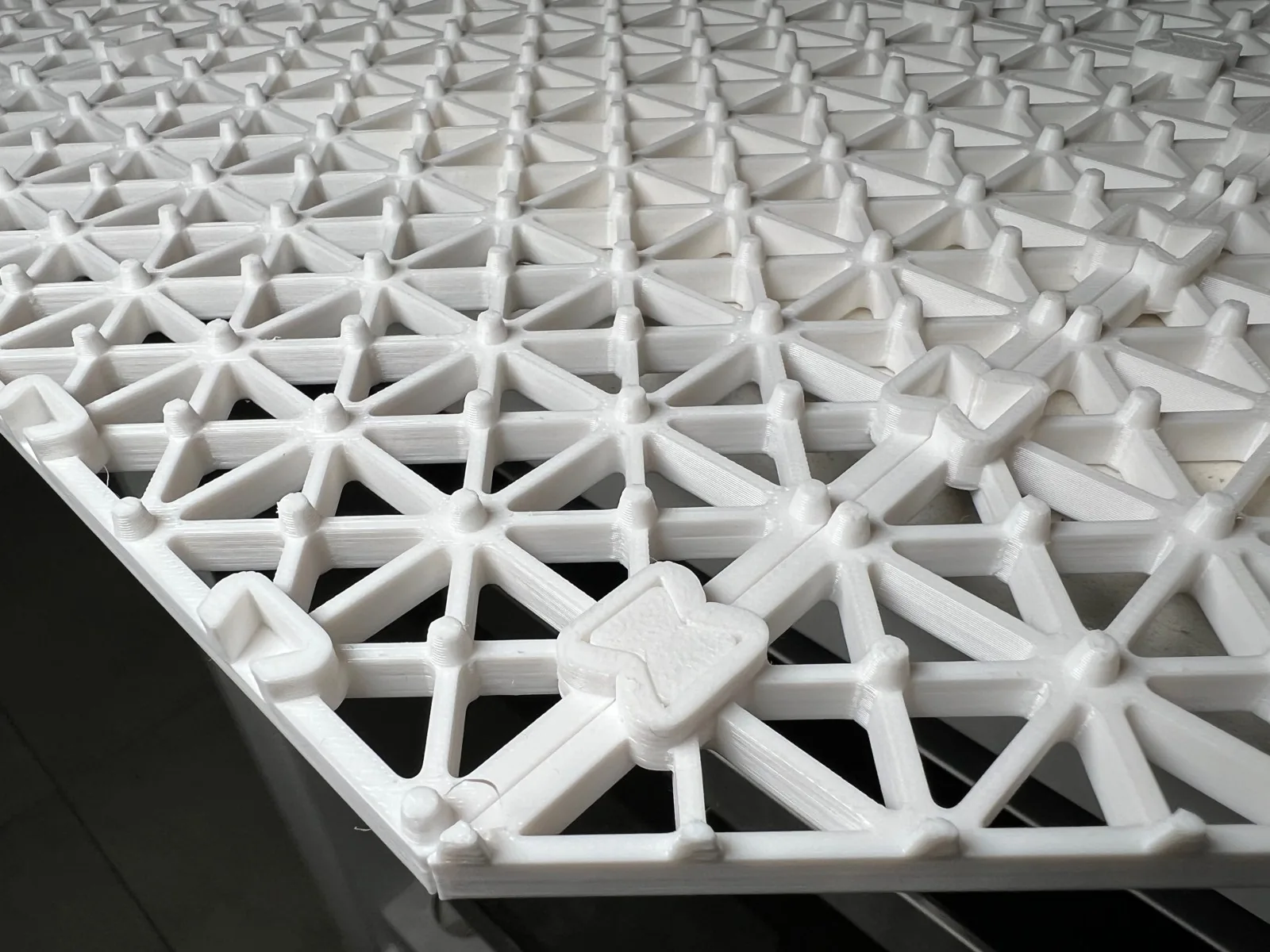 Piso modular rejilla 20×20 cm impreso en 3D, foto 3