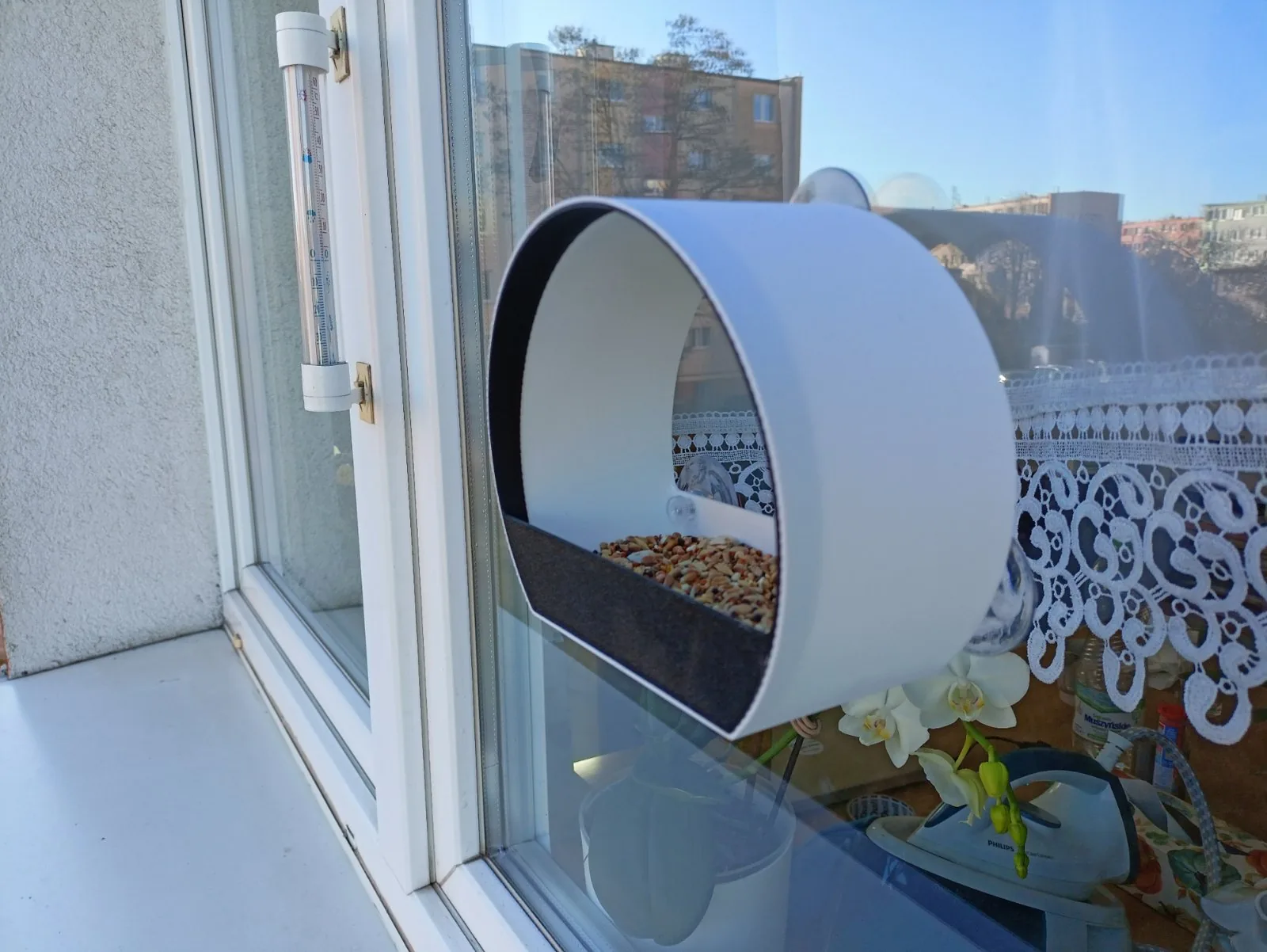 Comedero de pájaros para ventana impreso en 3D, foto 3