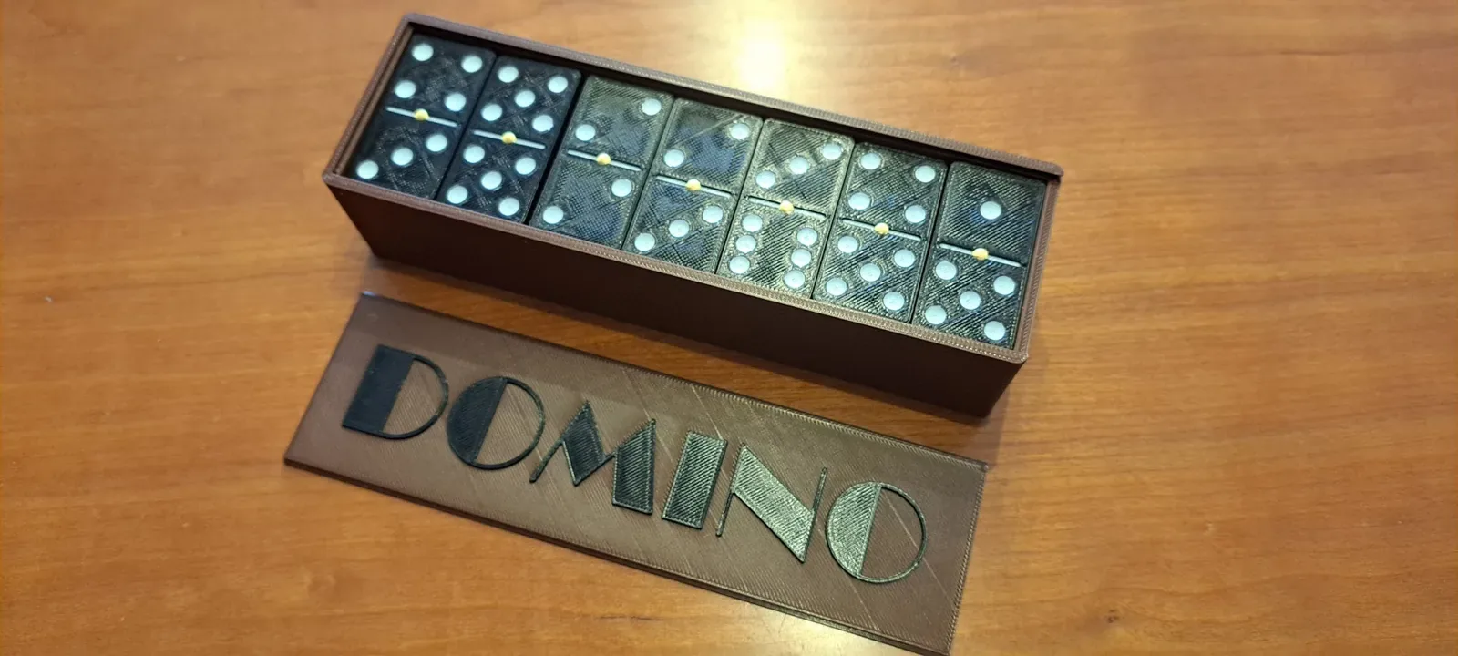 Dominó en estuche impreso en 3D