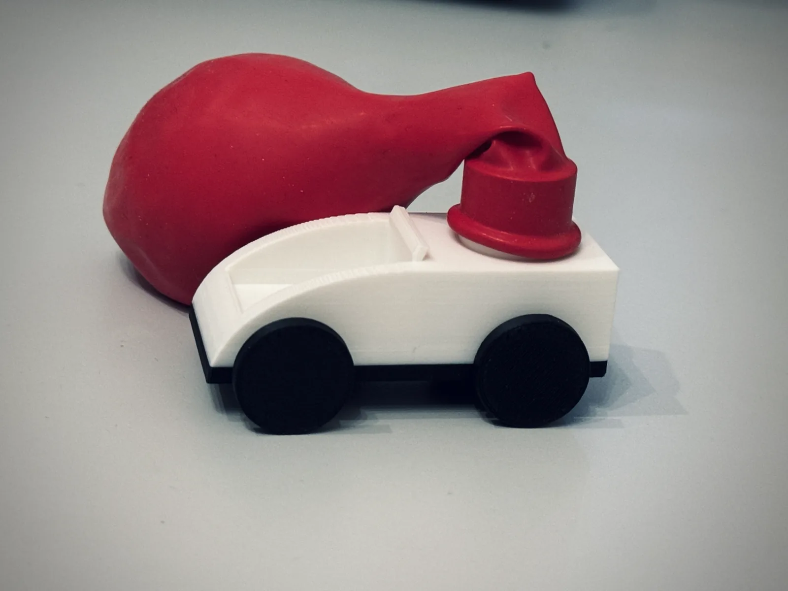Carro impulsado por globo impreso en 3D