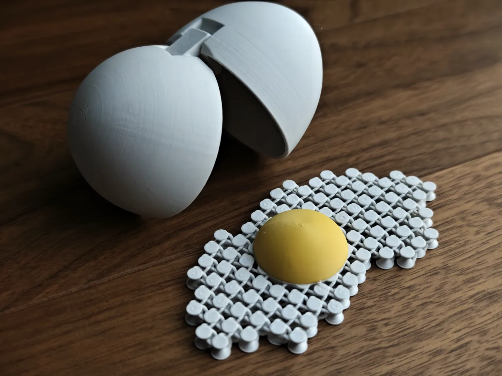 Huevo de juguete con cáscara impreso en 3D