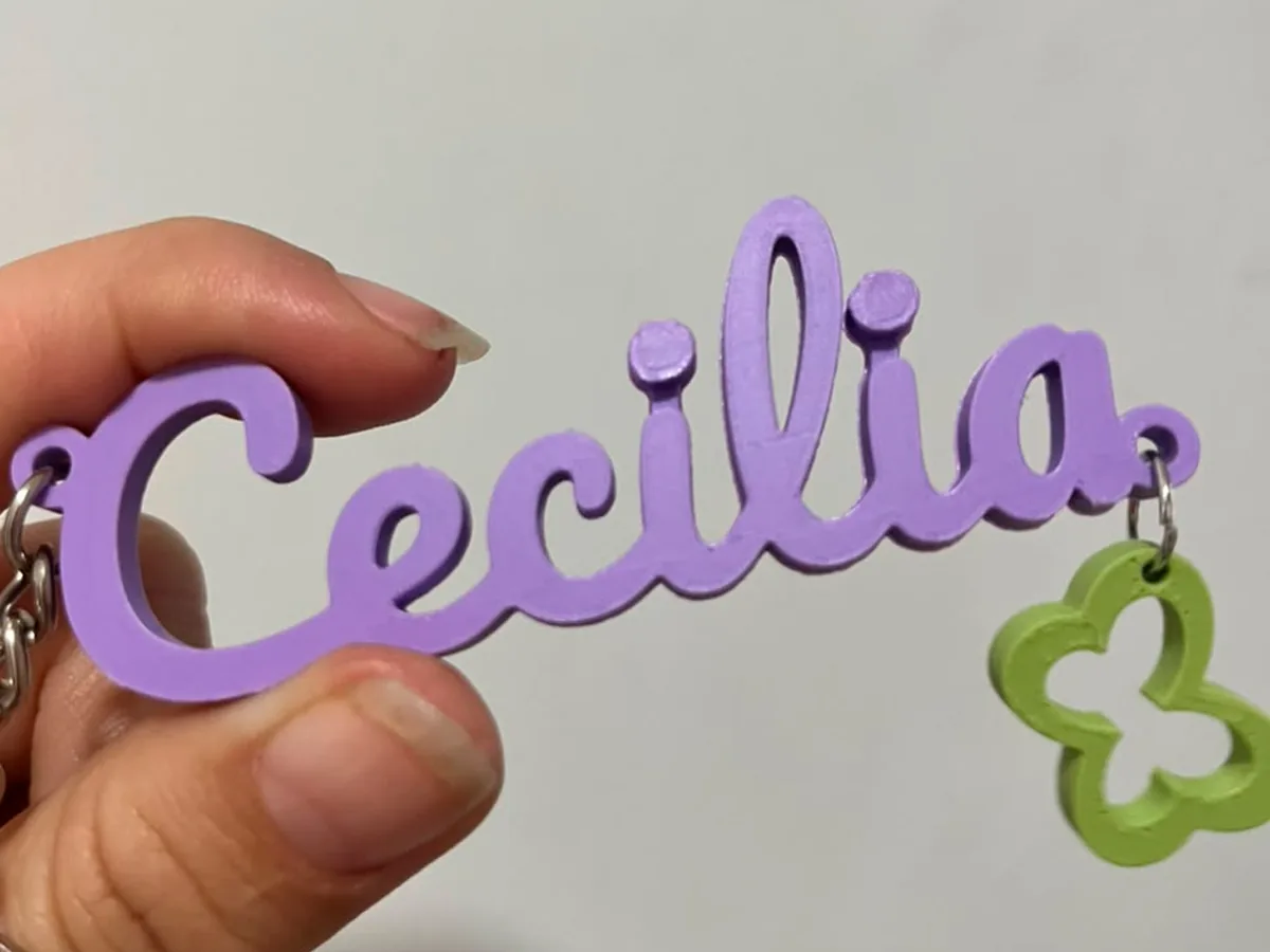 Llavero nombre con dije impreso en 3D, foto 3
