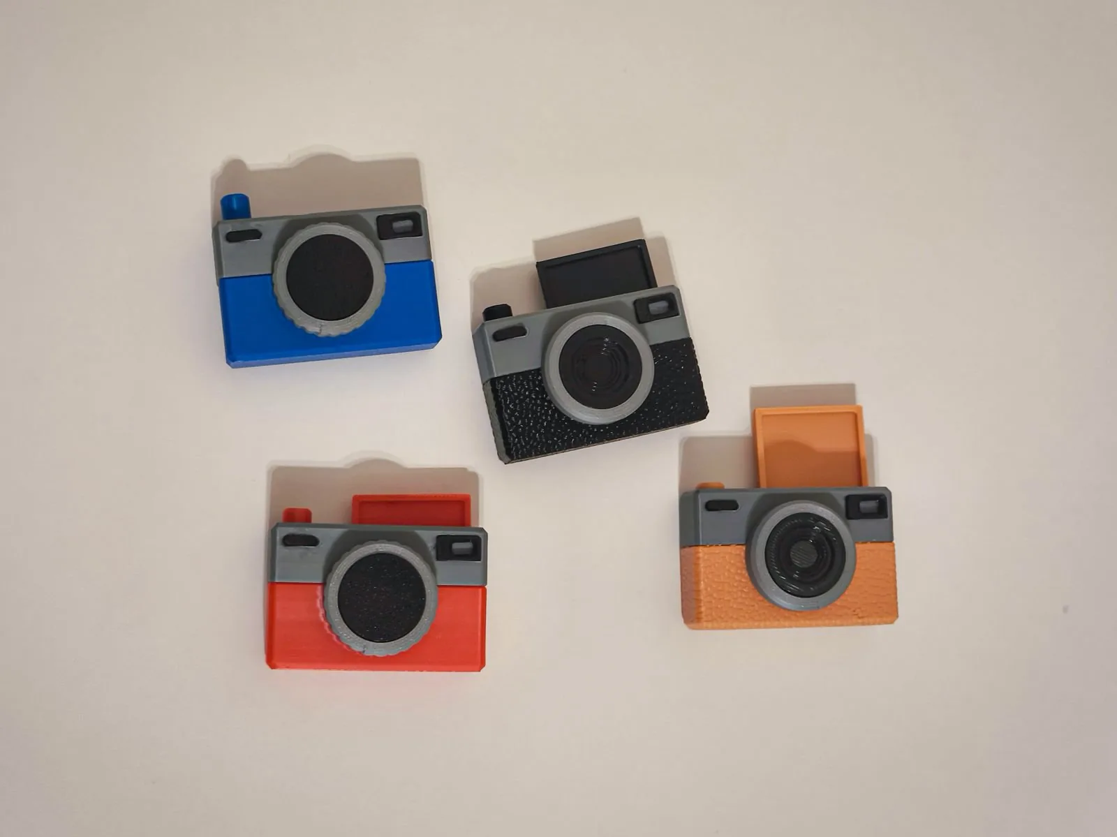Llavero cámara retro impreso en 3D