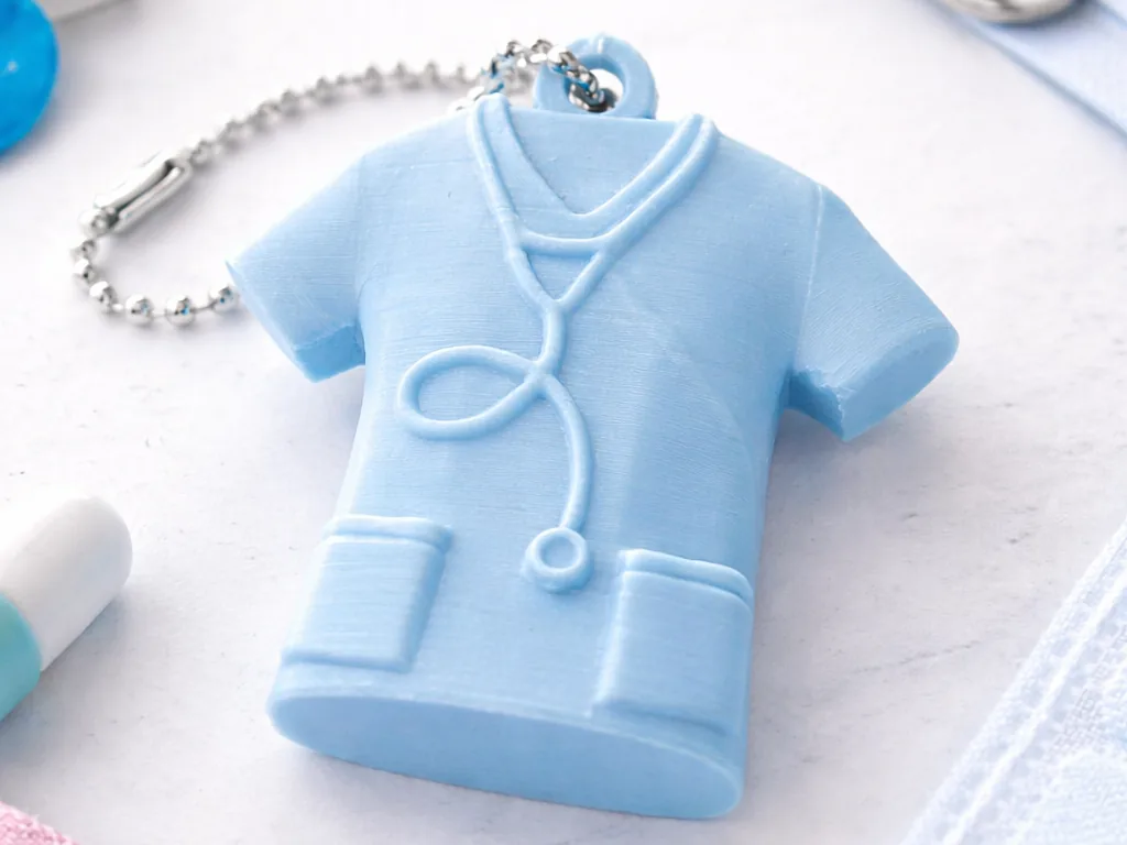 Llavero uniforme de enfermería impreso en 3D