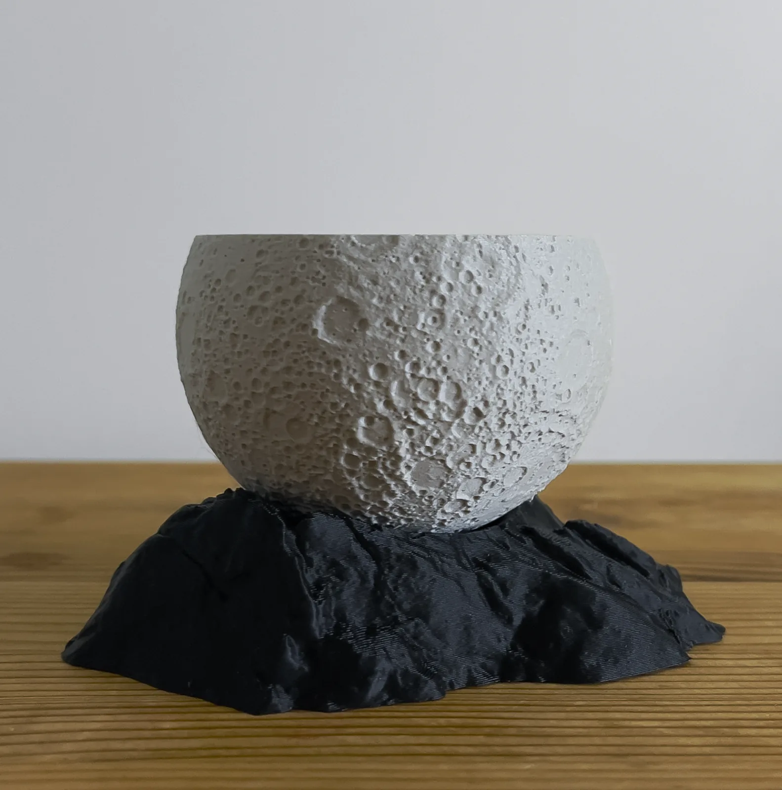 Matera luna con base de roca impreso en 3D, foto 4