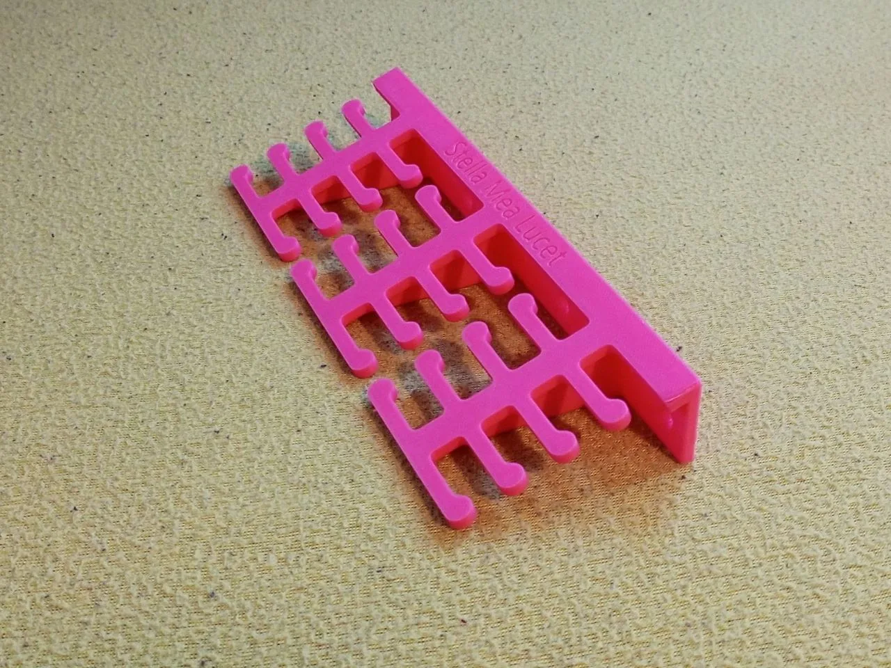 Medallero para colgar bajo una repisa impreso en 3D, foto 3