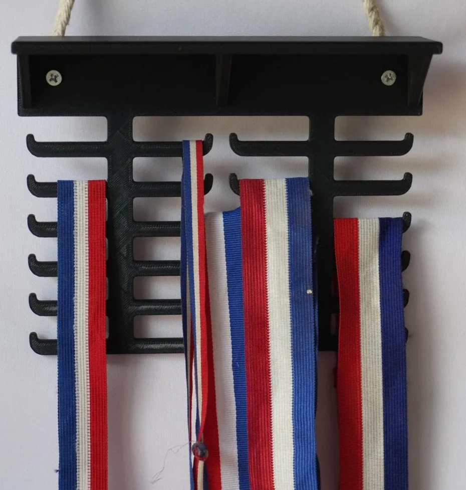 Medallero de pared con repisa
