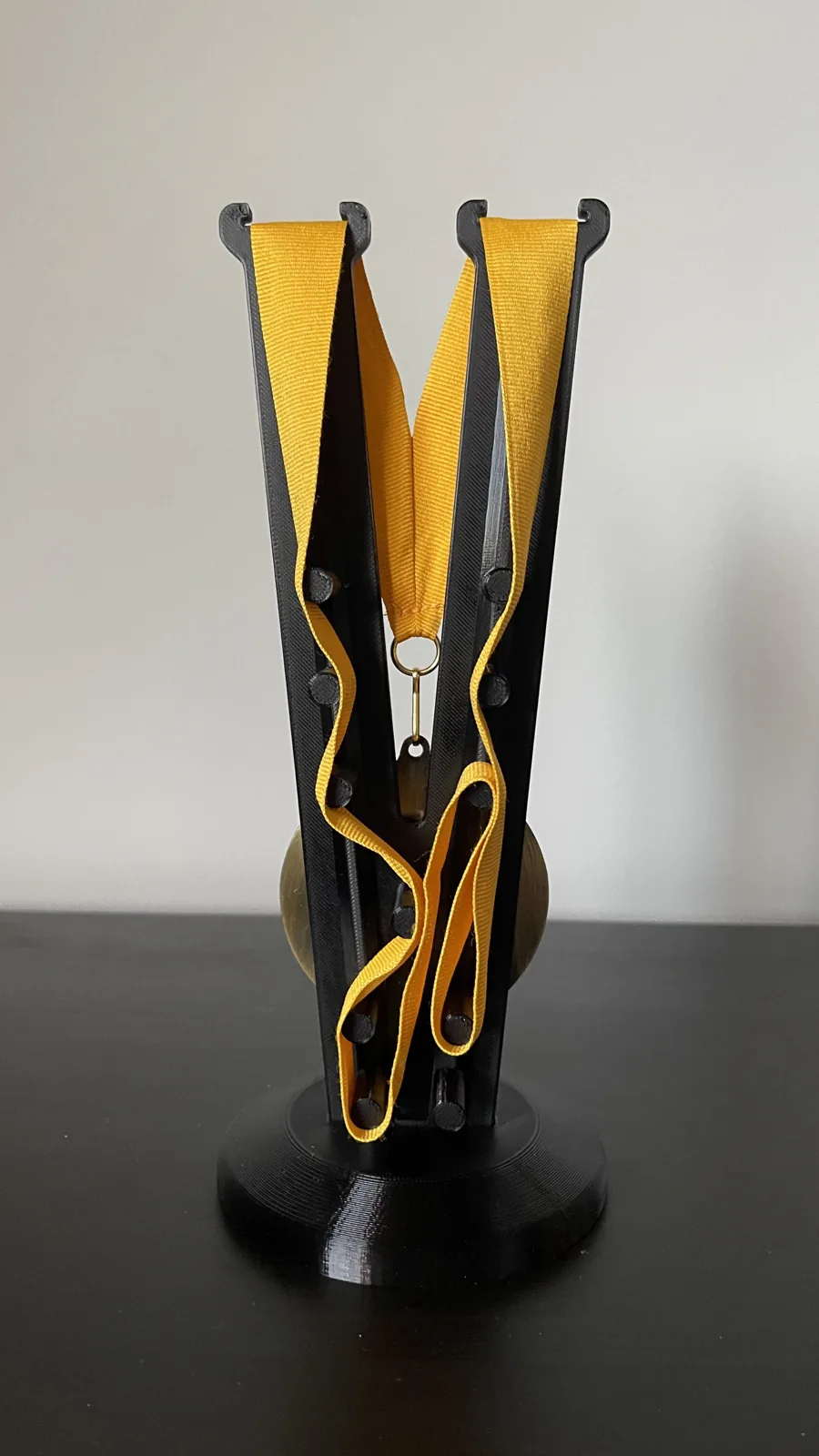 3D printed Desk stand for one medal, photo 3