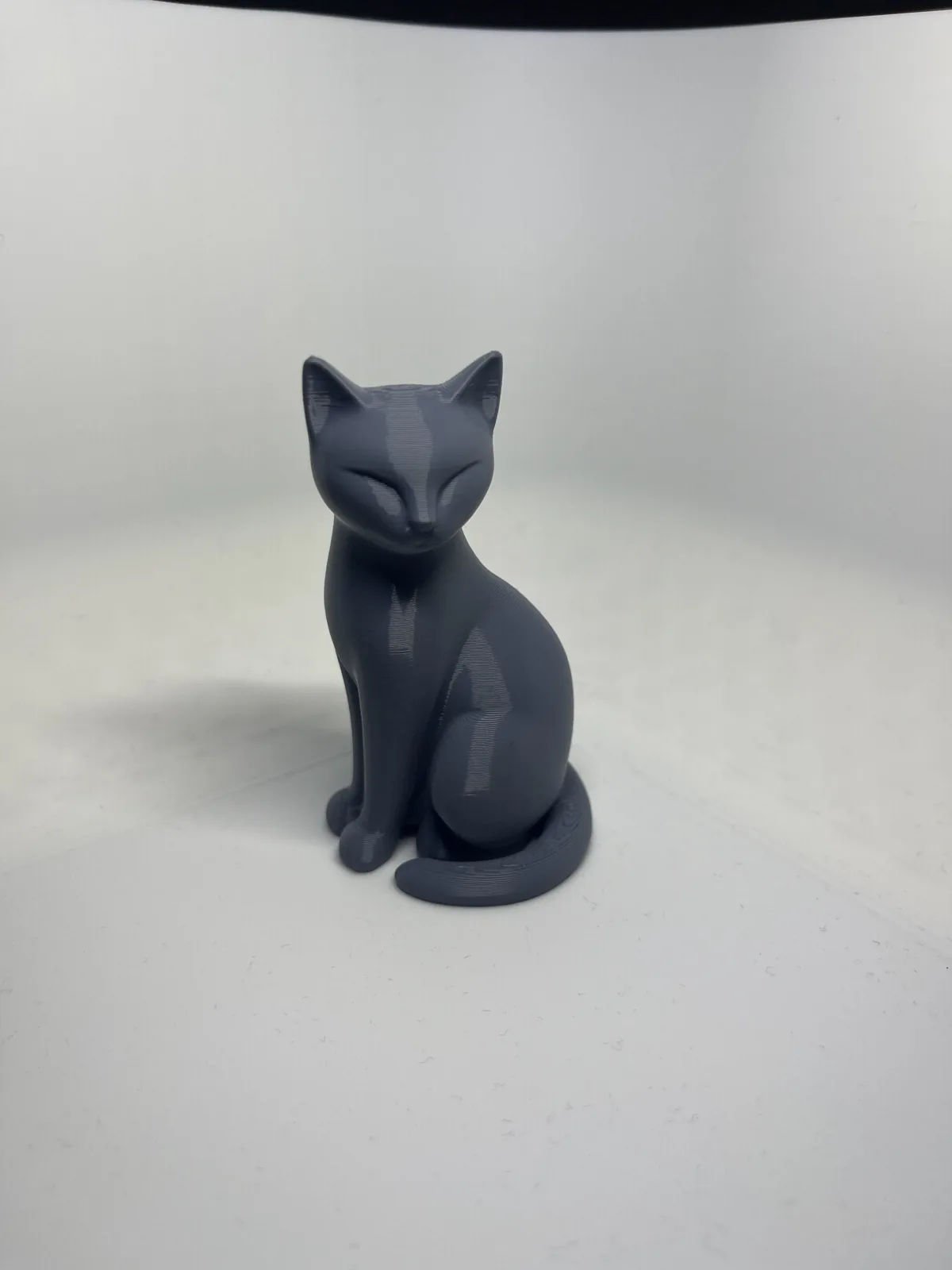 Gato moderno sentado, escultura impreso en 3D, foto 3