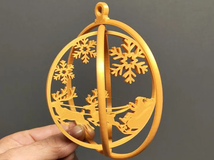 Adorno navideño de esfera con trineo y copos de nieve