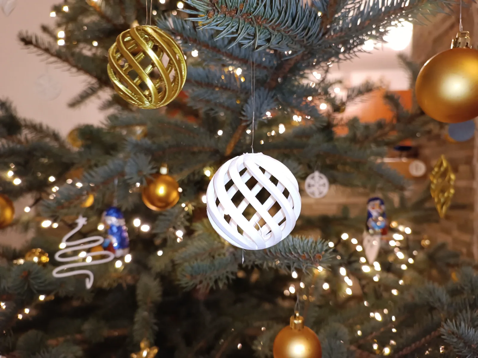 Bola de Natal vazada para a árvore