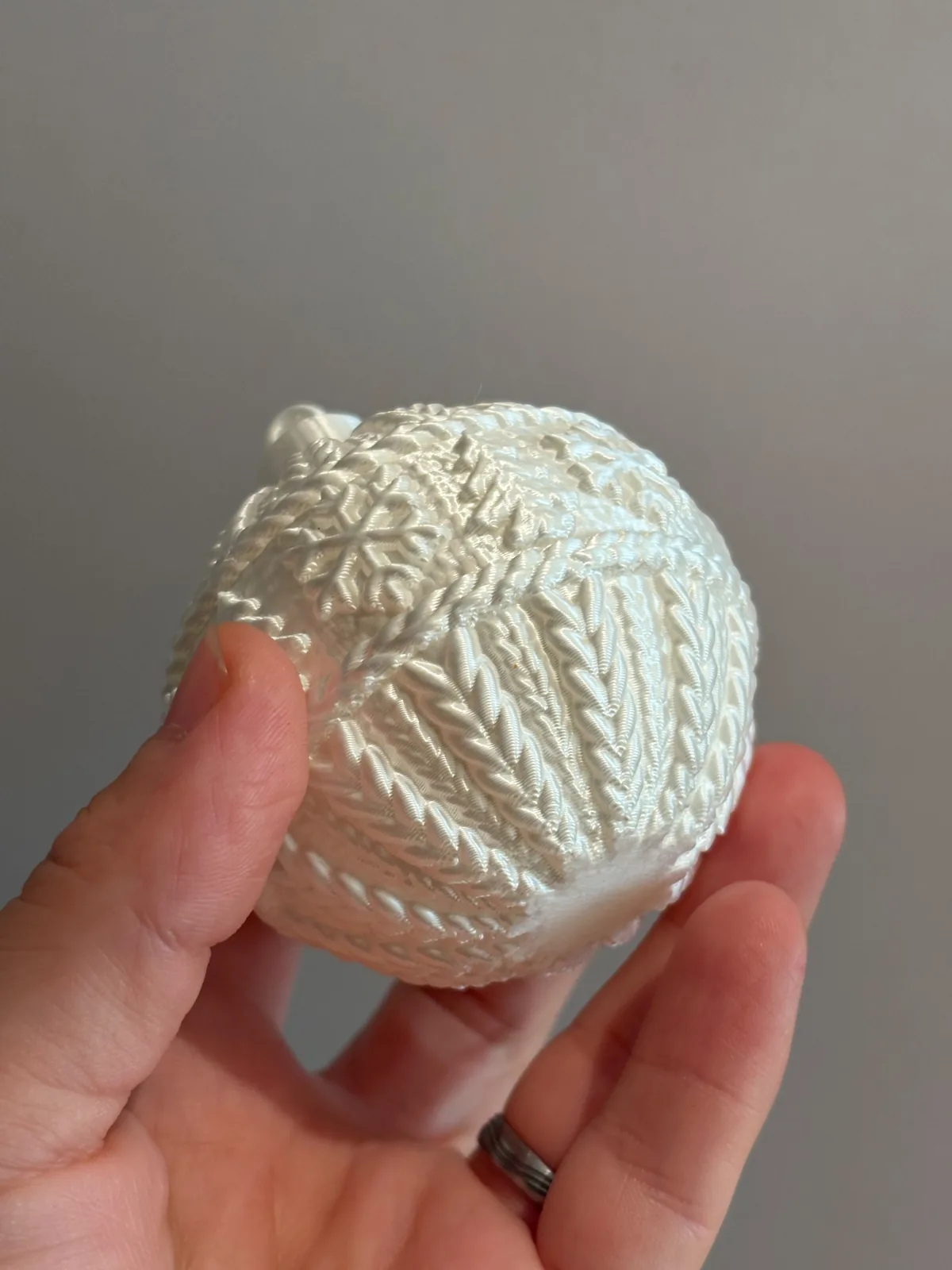 Bola navideña tejida con copos de nieve impreso en 3D, foto 3