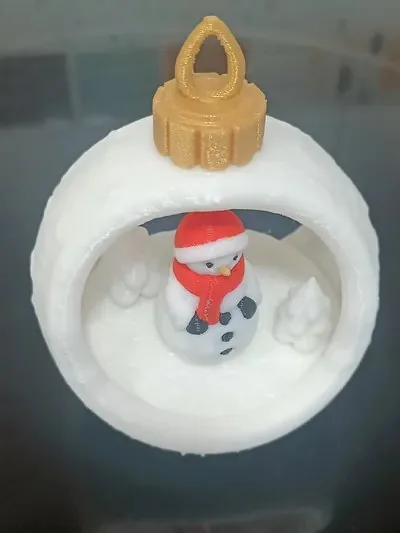Esfera con muñeco de nieve impreso en 3D, foto 3